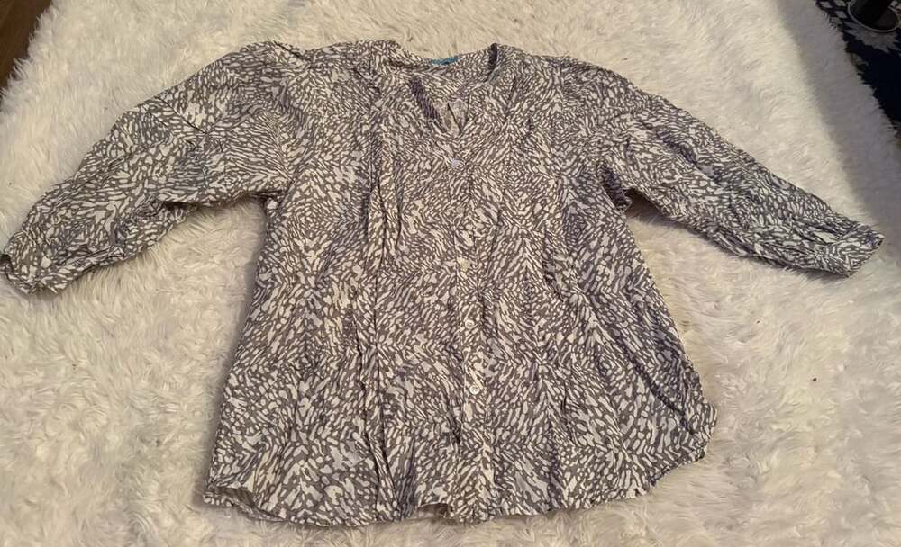 J.McLaughlin Blouse Size M Gray White Animal Print Silk Blend Long Sleeve